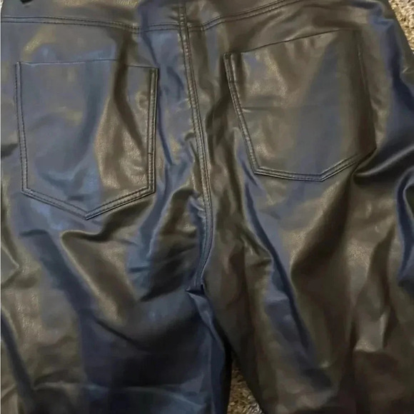 Zara Faux Leather Size 6 Flavored Bottom Slit Openings Inseam 32” Waist 15 1/2” - Picture 2 of 4
